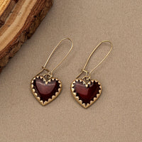 Gouden vintage oorbellen met donkerrood hart