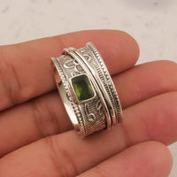 Zilveren gehamerde spinner ring met peridoot