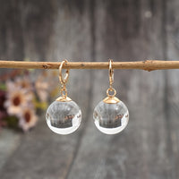 Minimalistische oorbellen met ronde glazen bol