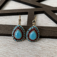 Vintage oorbellen met turquoise druppel en rode strass