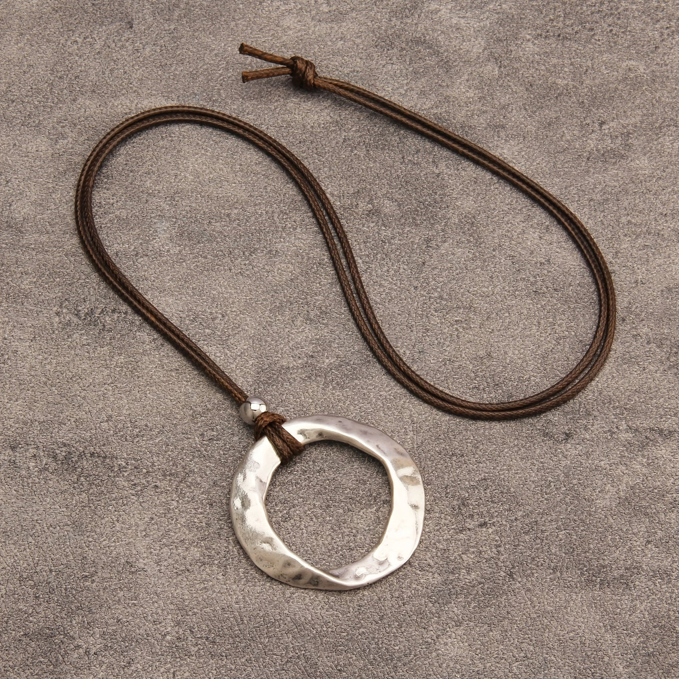 Minimalistische ketting met gehamerde zilveren ringhanger