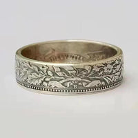 Zilveren muntring met gegraveerd vintage motief