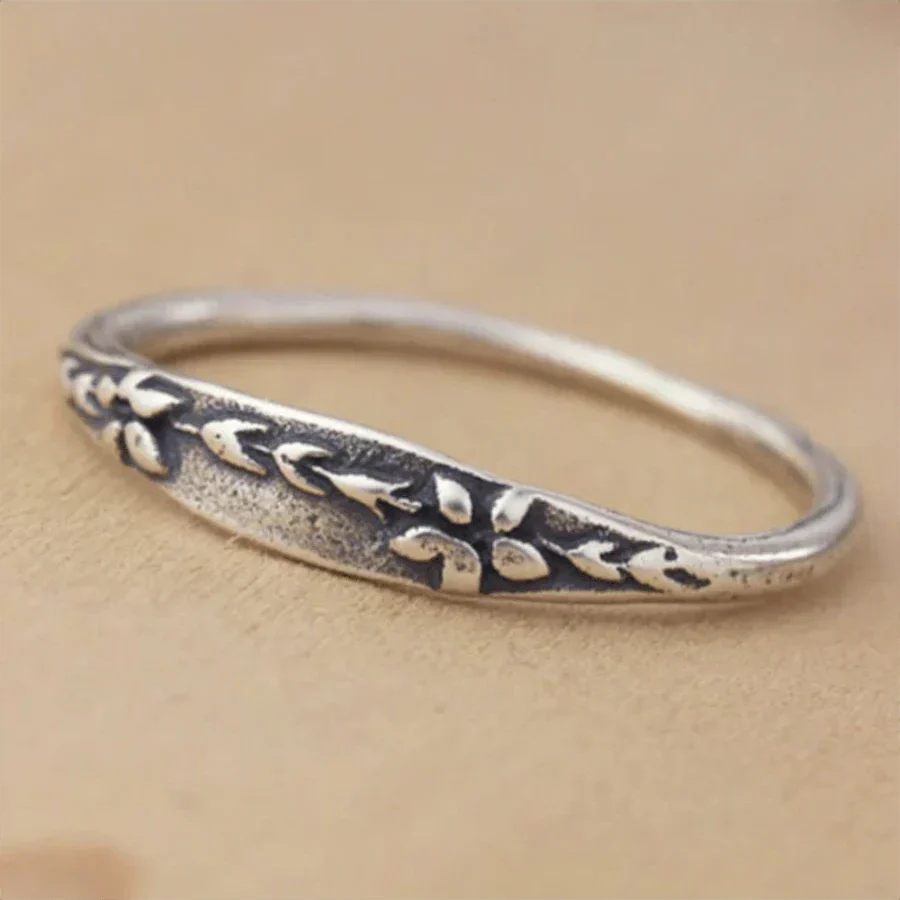 Zilveren ring met gegraveerd bloemmotief