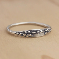 Zilveren ring met gegraveerd bloemmotief