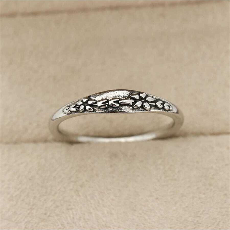 Zilveren ring met gegraveerd bloemmotief