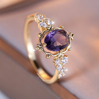 Gouden vintage ring met ovale paarse edelsteen