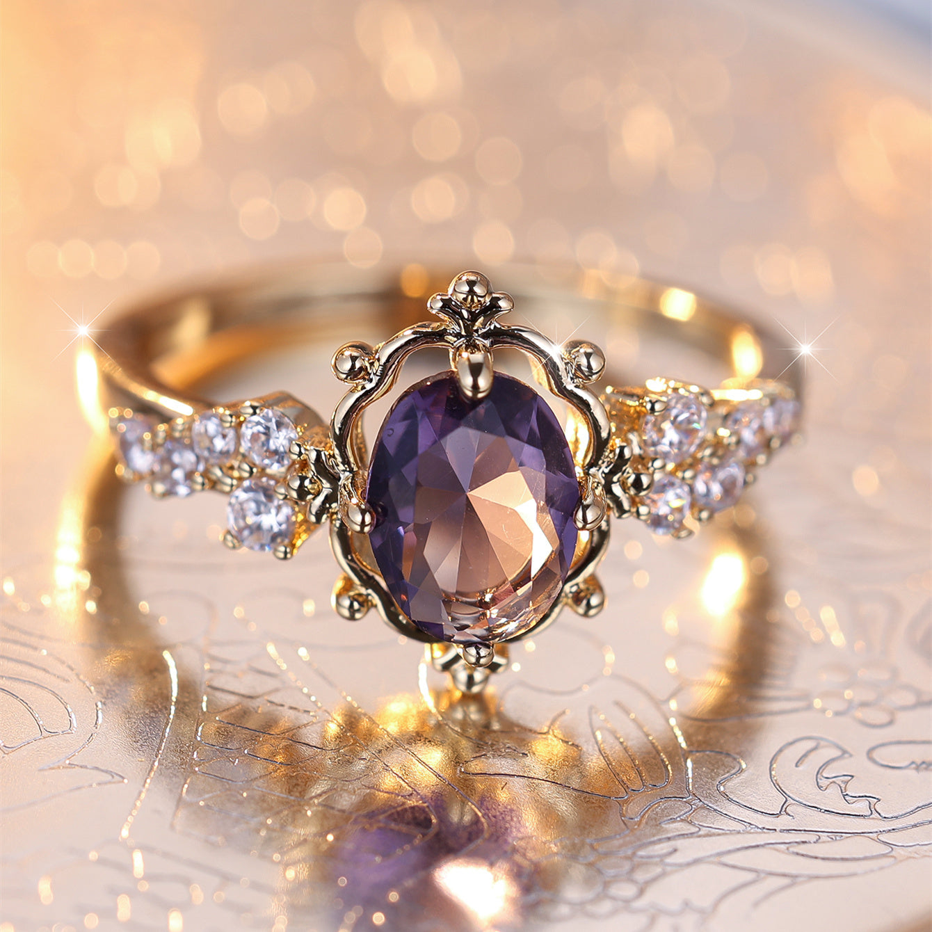Gouden vintage ring met ovale paarse edelsteen