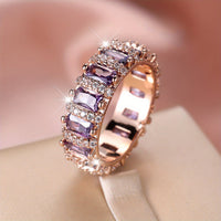 Roségouden ring met paarse baguette zirkonia rondom