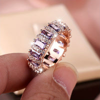 Roségouden ring met paarse baguette zirkonia rondom