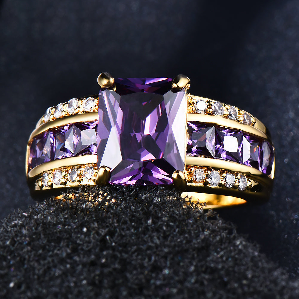 Gouden ring met vierkante paarse zirkonia