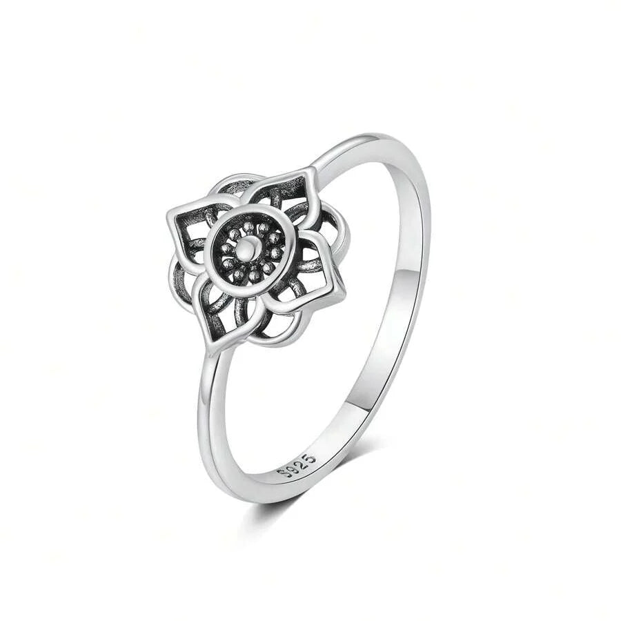 Zilveren ring met opengewerkte lotusbloem