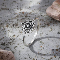 Zilveren ring met opengewerkte lotusbloem