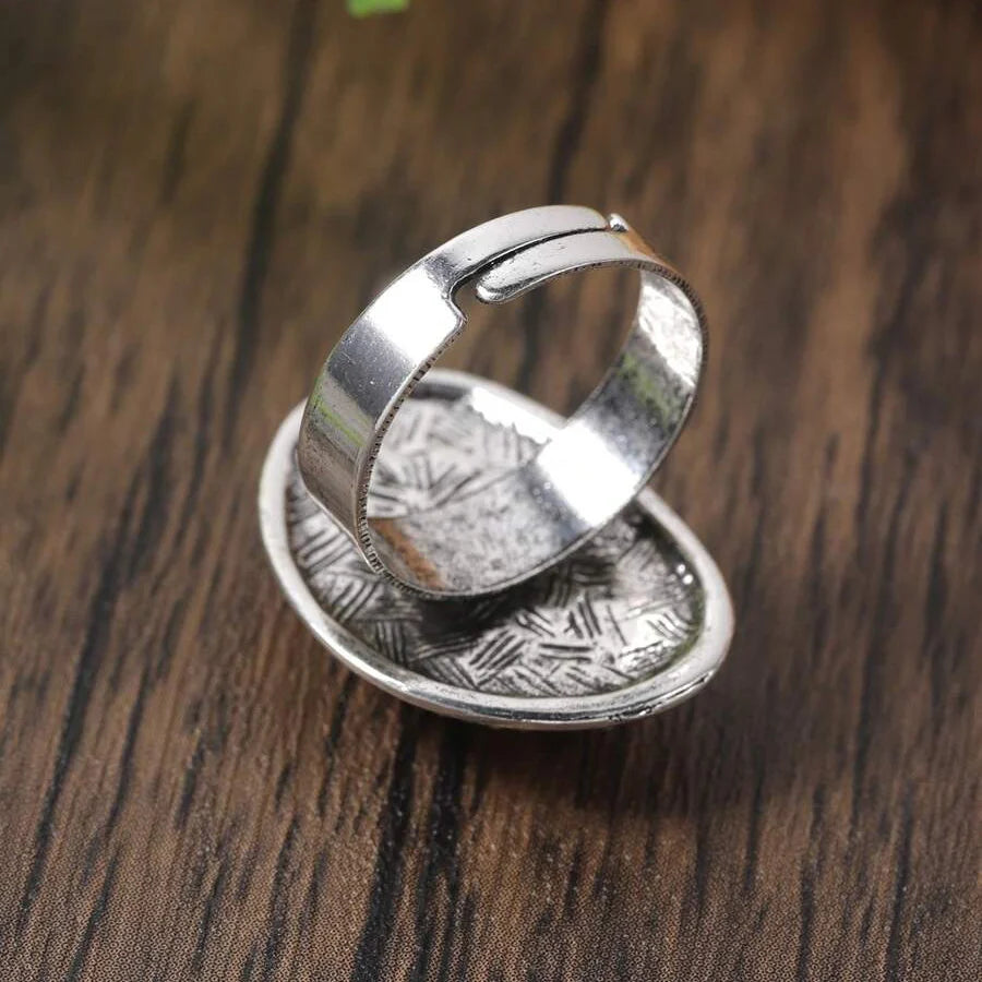 Zilveren ring met grote lichtblauwe ovale steen