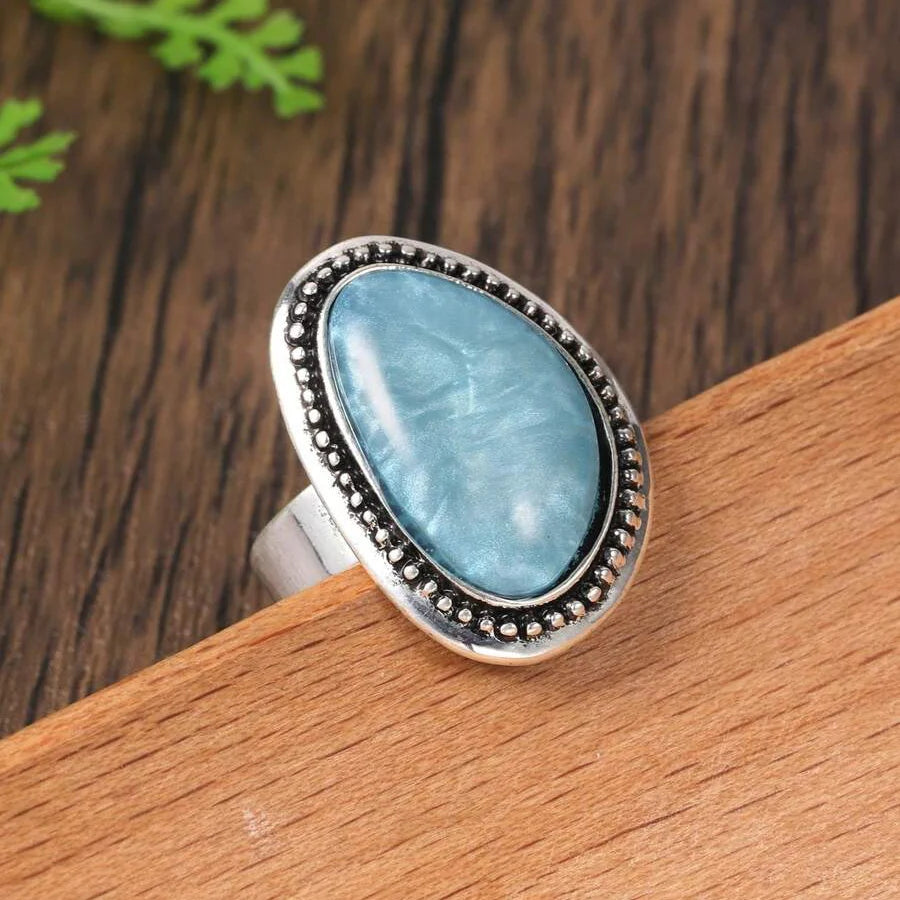 Zilveren ring met grote lichtblauwe ovale steen