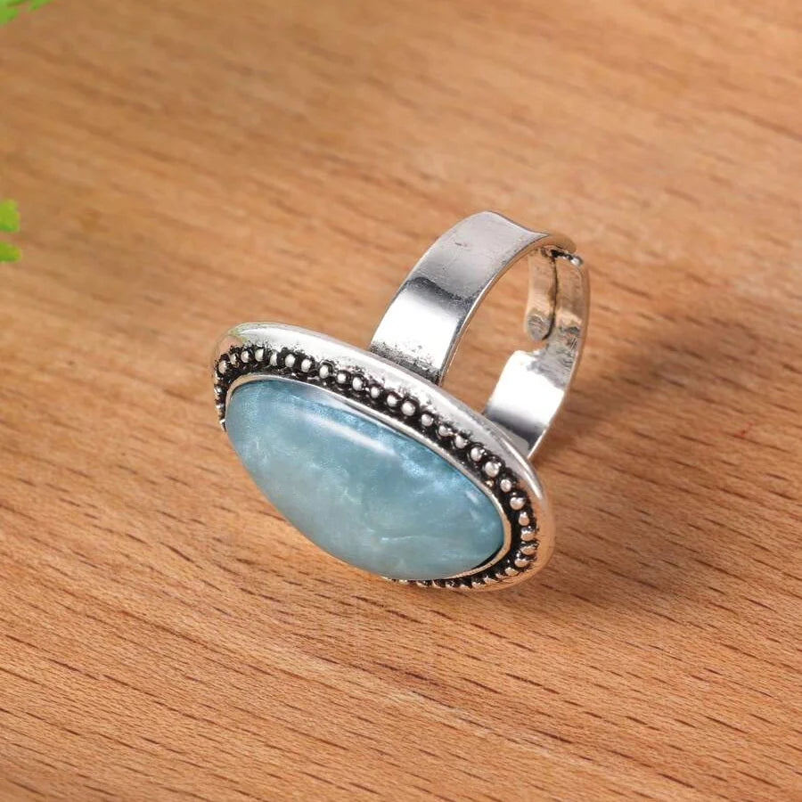 Zilveren ring met grote lichtblauwe ovale steen