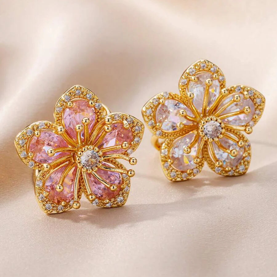 Gouden oorbellen met roze en witte zirkonia bloem