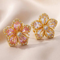 Gouden oorbellen met roze en witte zirkonia bloem