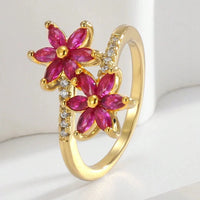 Gouden ring met twee roze zirkonia bloemen