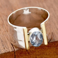 Zilveren ring met goudaccent en heldere edelsteen