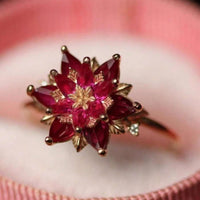 Roségouden lotusring met robijnrode zirkonia