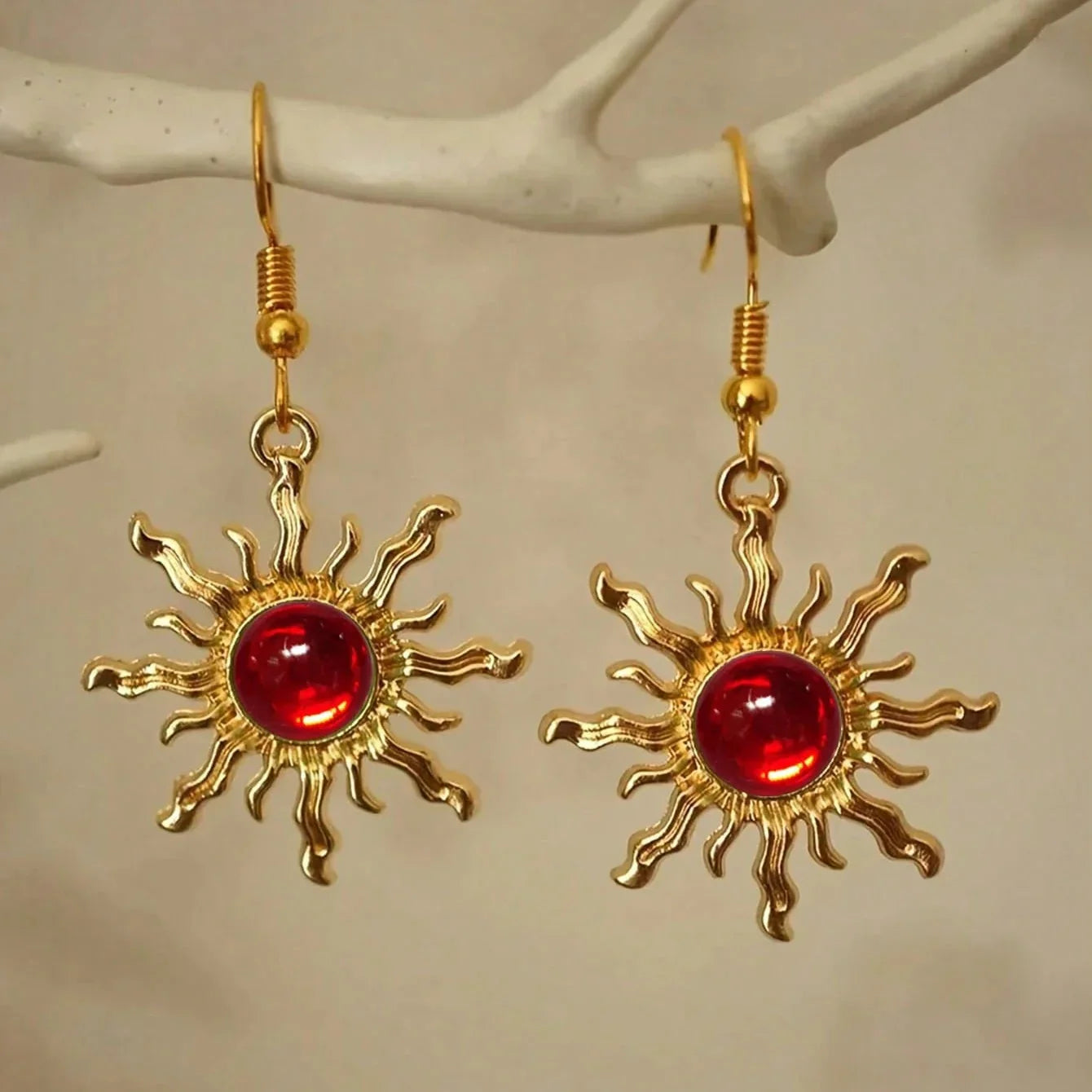Gouden zonoorbellen met amber cabochon