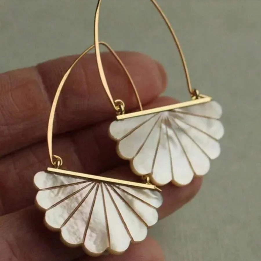 Gouden oorbellen met parelmoeren schelpwaaier