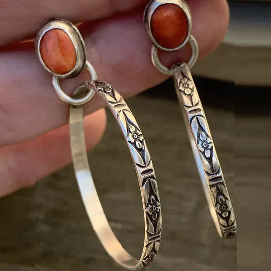 Zilveren vintage oorbellen met oranje steen en bloemmotief