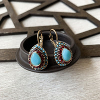 Vintage oorbellen met turquoise druppel en rode strass