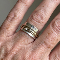 Zilveren en gouden spinner ring met initiaal