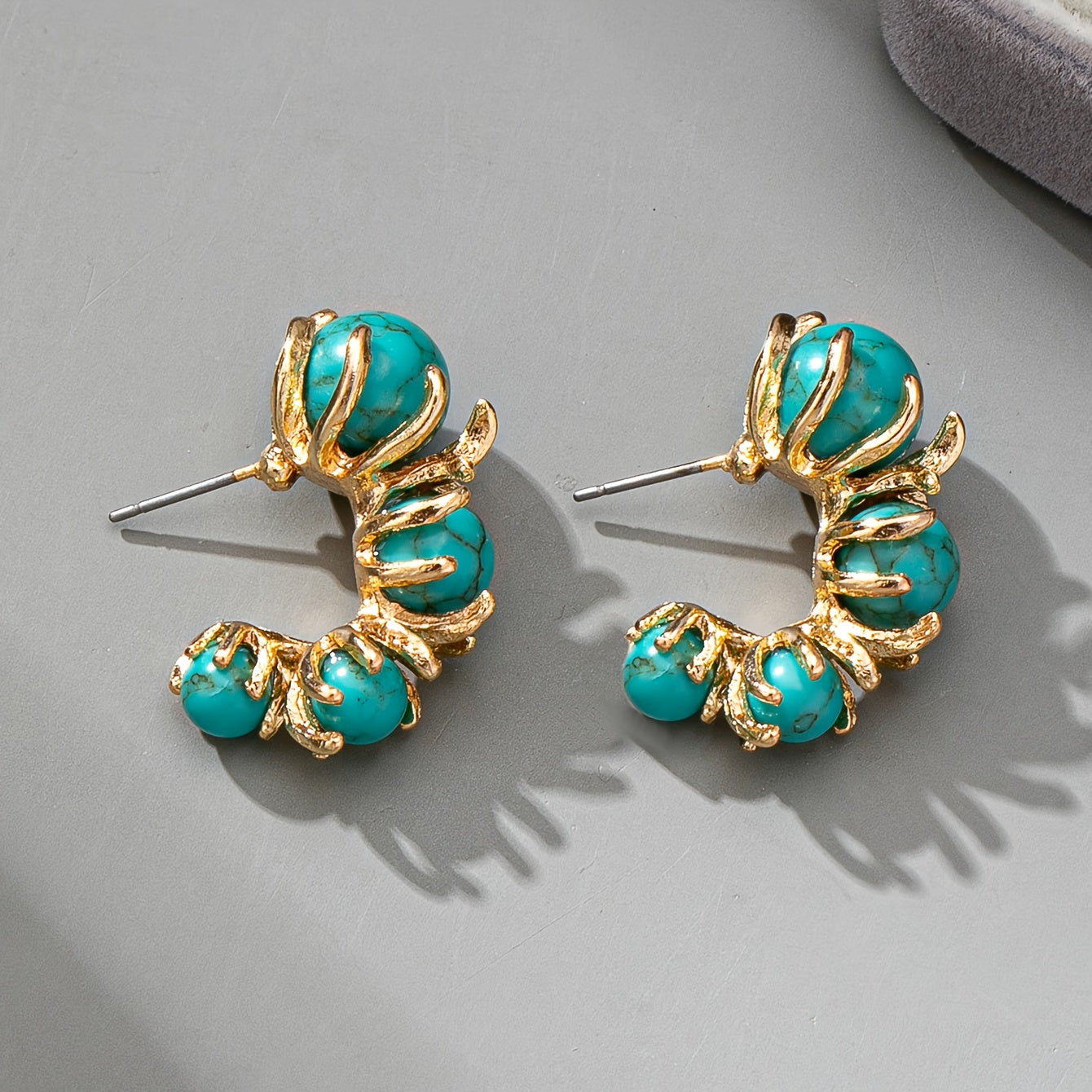 Gouden oorbellen met turquoise kralen