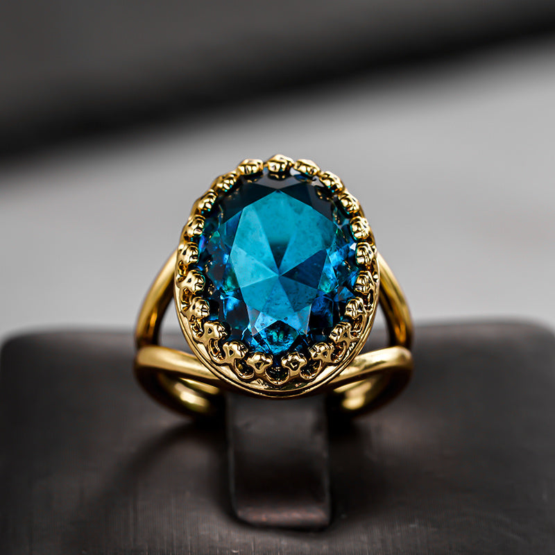 Gouden vintage ring met blauwe edelsteen