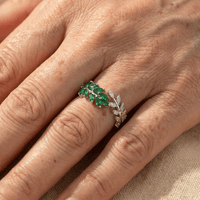 Zilveren bladring met groene edelstenen