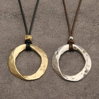 Minimalistische ketting met gehamerde zilveren ringhanger