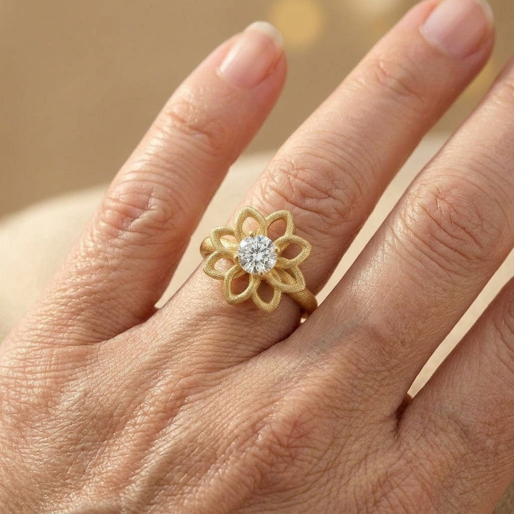 Gouden ring met bloemmotief en witte edelsteen
