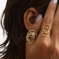 Gouden minimalistische ringenset met golfdesign