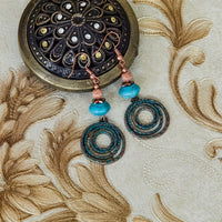 Bohemian koperkleurige oorbellen met turkoois en spiraal