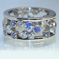 Brede zilveren ring met blauwe en witte zirkonia