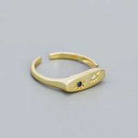 Gouden ring met sterren in blauwe en witte zirkonia