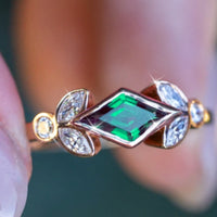 Roségouden ring met groene marquise-steen en bladmotief