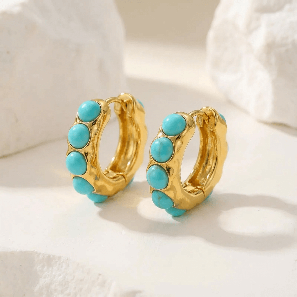 Gouden oorbellen met turquoise cabochons