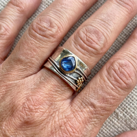 Zilveren bohemian ring met blauwe edelsteen en gouden details