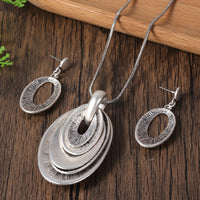 Zilveren ketting- en oorbellenset met gelaagde ovale hanger