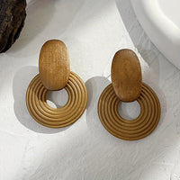 Houten oorbellen met ovaal en geribbelde ring