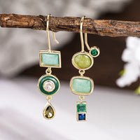 Gouden geometrische hangoorbellen met groene en blauwe stenen