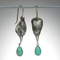 Zilveren oorbellen met gegraveerd blad en turquoise druppel