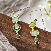 Gouden geometrische hangoorbellen met groene en blauwe stenen