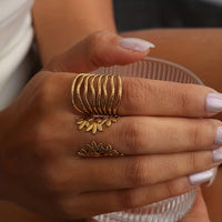 Gouden minimalistische ringenset met golfdesign