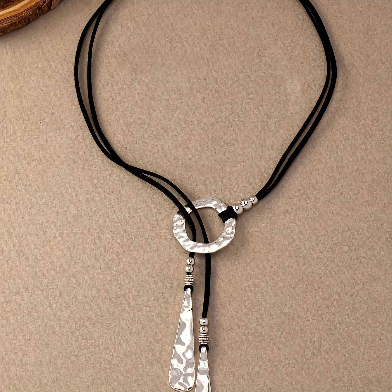 Zilveren ketting met ring en druppelhangers aan koord