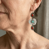 Zilveren oorbellen met turquoise en rode steen