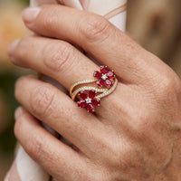 Gouden ring met twee rode bloemen en zirkonia